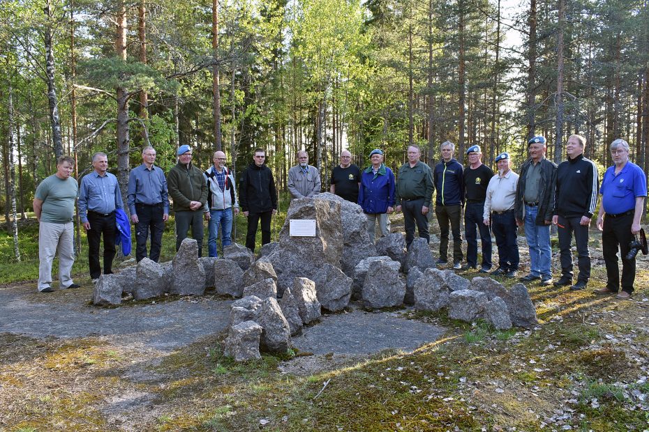 Vuoden 2023 rauhanturvaajatalkooolaiset kokoontuneena Rauhanturvaajien muistomerkille Miehikkälän Salpalinja-museolla.