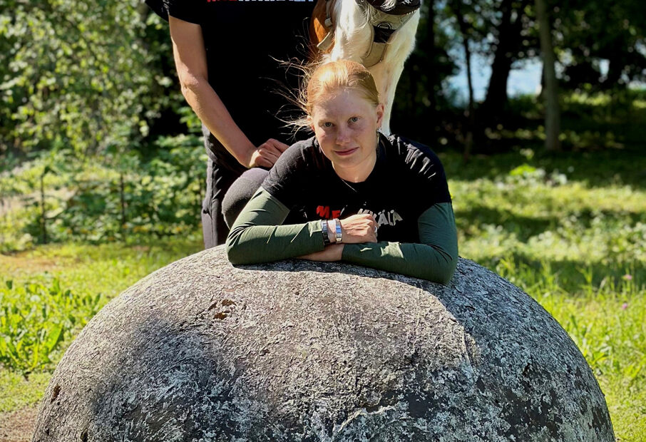 Hanna, Oona ja Diego betonikorsun tähystyskuvun äärellä.
